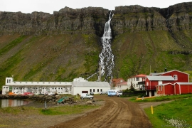 Wodospad górujący nad Djúpavík
